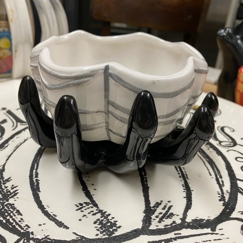 Halloween Hand/spider candy dish 👻 🍁 perfect!